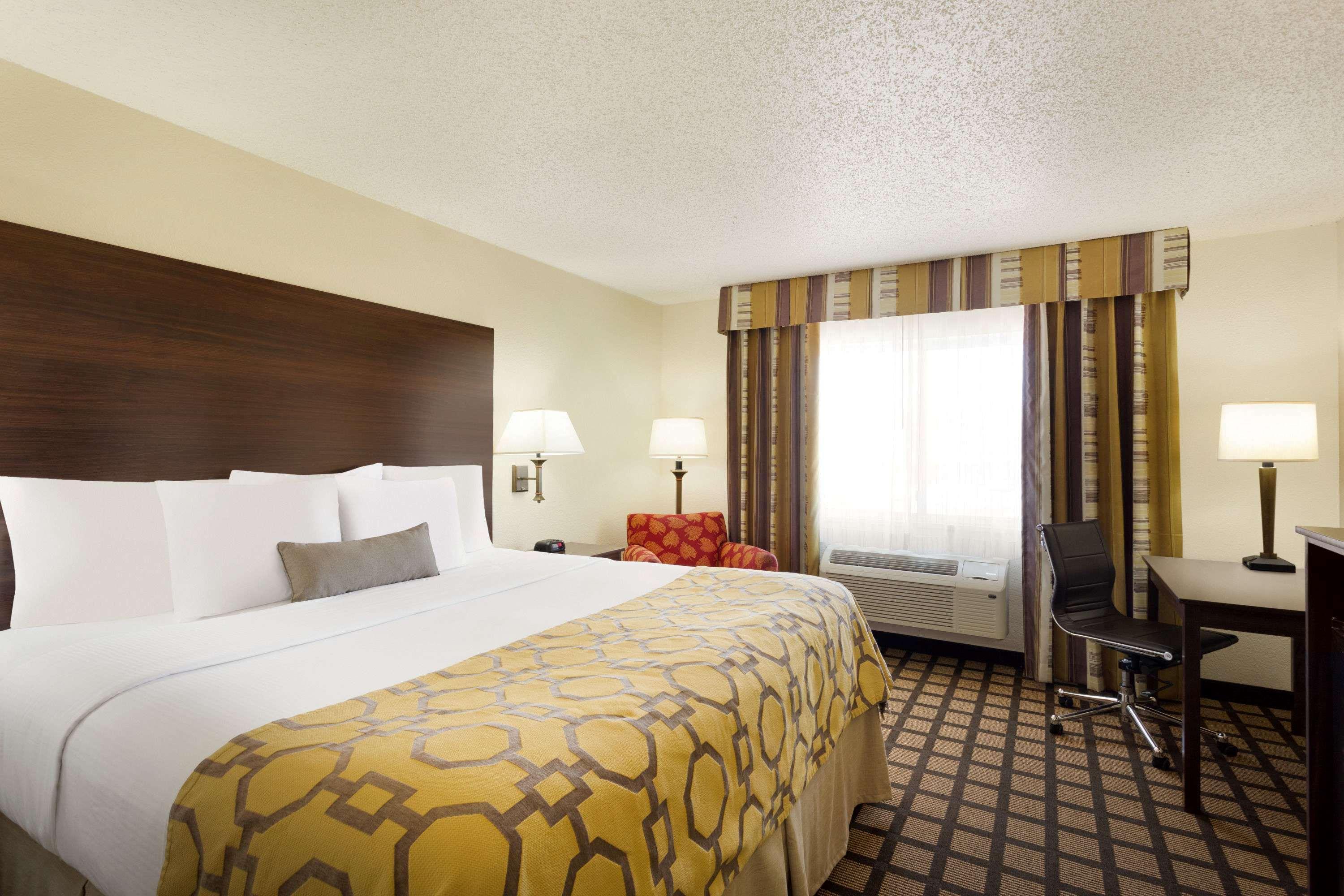 Baymont By Wyndham Salina Hotel Ngoại thất bức ảnh