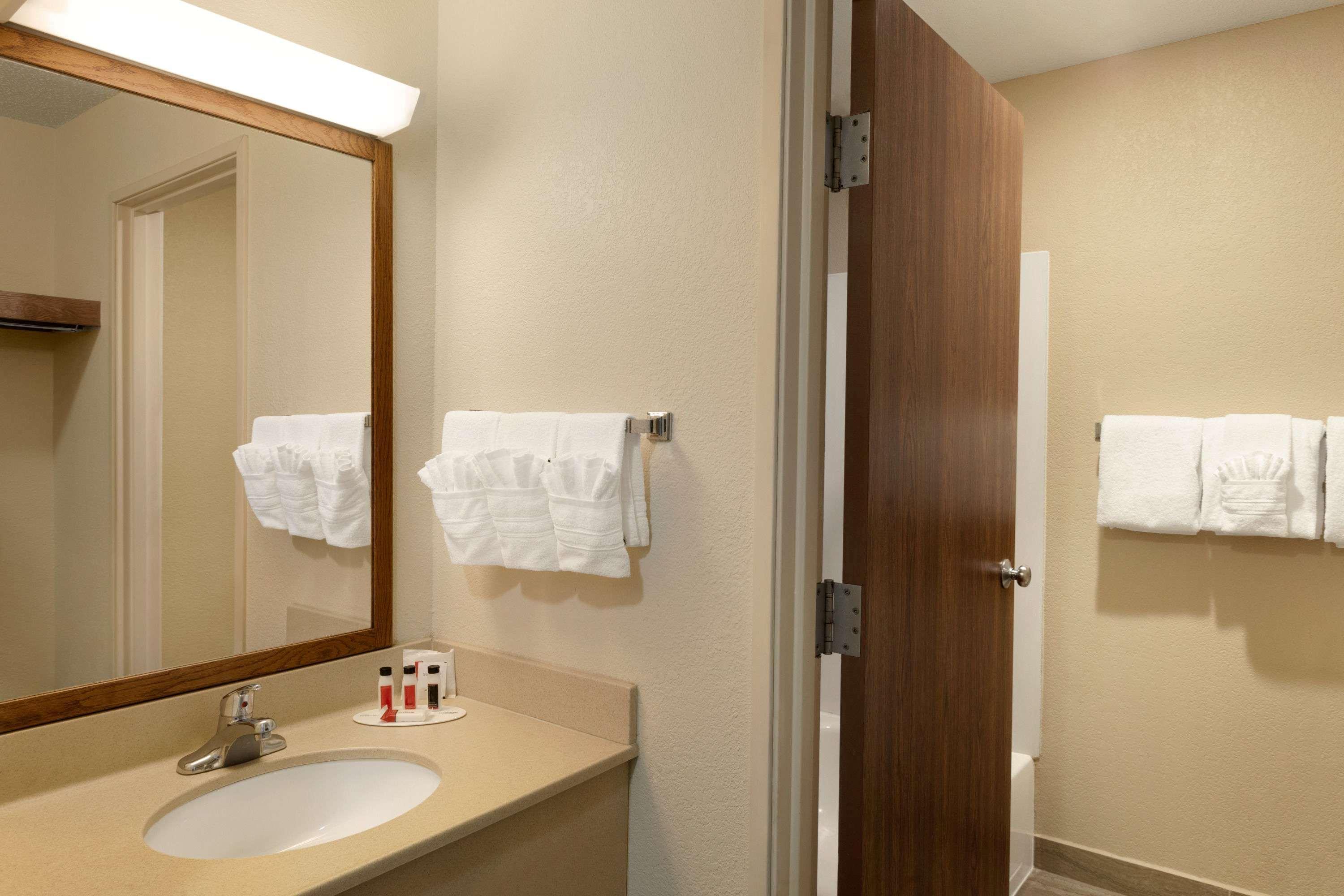 Baymont By Wyndham Salina Hotel Ngoại thất bức ảnh